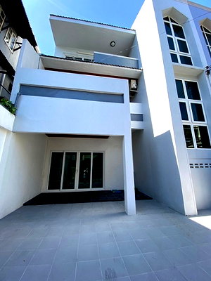 เช่าโฮมออฟฟิศ วิทยาลัยดุสิตธานี : ให้เช่าทาวน์โฮม 3 ชั้น Renovate ใหม่ทั้งหลัง สวยมาก ซอยสุขุมวิท 54 ใกล้ BTS อ่อนนุช ทำเลดีมาก แอร์ 4 เครื่อง เหมาะเป็น Studio , สำนักงาน จดบริษัทได้