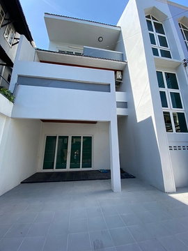 ให้เช่าทาวน์โฮม 3 ชั้น Renovate ใหม่ทั้งหลัง สวยมาก ซอยสุขุมวิท 54 ใกล้ BTS อ่อนนุช ทำเลดีมาก แอร์ 4 เครื่อง เหมาะเป็น Studio , สำนักงาน จดบริษัทได้