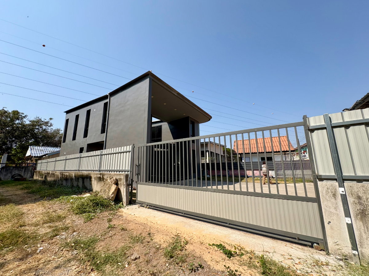 รูป ขายบ้านเดี่ยวสองชั้นสไตล์โมเดิร์นพื้นที่กว้าง - รูปที่ 2/24