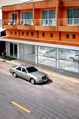 เช่าอาคารพาณิชย์ วิทยาลัยพณิชยการบางนา : โรงเหล้ามิตรภาพ โคราช​ ถ.ศิรินคร อาคาร 3 ชั้นครึ่ง 2 คูหา 6นอน โลตัส โคราชตะวันตก ฮ็อป อินน์ นครราชสีมา 8 น้ำ สำเพ็งโคราช 44 ตร.ว. 672ตร.ม.