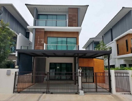 รูป ให้เช่าบ้านเดี่ยว / บ้านแฝด 3 ชั้น / โครงการ หมู่บ้านศุภาลัย เอสเซ้นส์ ซอยลาดพร้าว 107 / ไม่มีเฟอร์นิเจอร์ อยู่อาศัย หรือ Home Office จดบริษัทได้ - รูปที่ 1/8