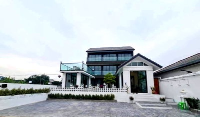 Houses for rent Chiang Mai : Beautiful and luxurious 3-story pool villa for rent. Mueang District Zone - Tha Sala, 9 bedrooms, 11 bathrooms