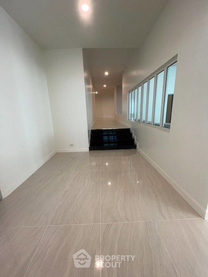 picture Pet-Friendly 7-BR House With 1,000 Sqm In Bang Kaeo (ID 2107543) - 10/49