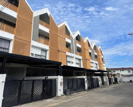 ให้เช่าทาวน์โฮม 4 ชั้น ซอยนาคนิวาส 48 / โครงการ เดอะลอฟท์ บาย ไอ-เซน ลาดพร้าว 71 / บ้านสวยมาก / แอร์ทั้งหลัง / อยู่อาศัย หรือ Home Office