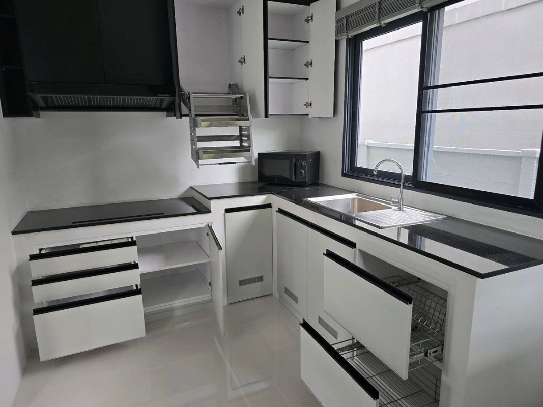รูป ให้เช่าบ้านเดี่ยวหรู หมู่บ้าน CENTRO วิภาวดี | 79,000 บ. /ด. | ที่ดิน 63 ตร.ว. พื้นที่ใช้สอย 274.4 ตร.ม. | 4 ห้องนอน 6 ห้องน้ำ ที่จอดรถ 3 คัน - รูปที่ 37/46
