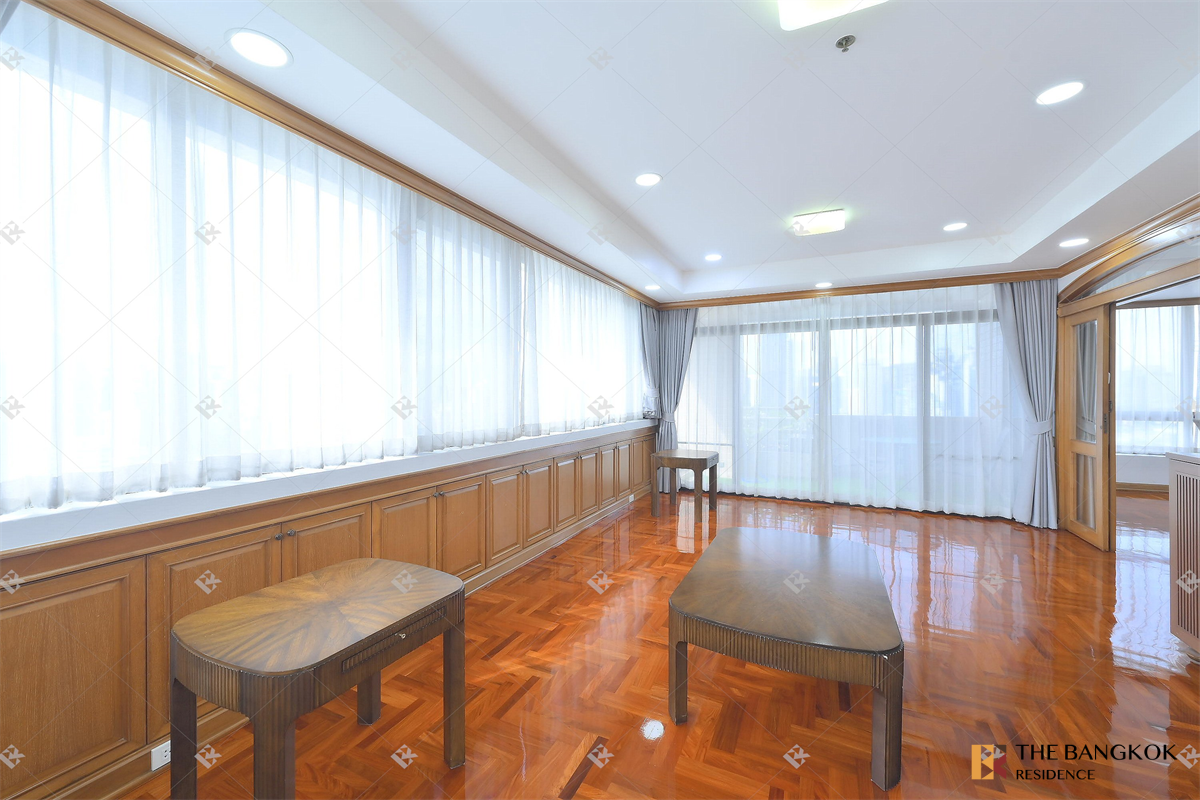picture Luxurious Design, Elevated Atmosphere Ruamsuk Condominium - 8/10