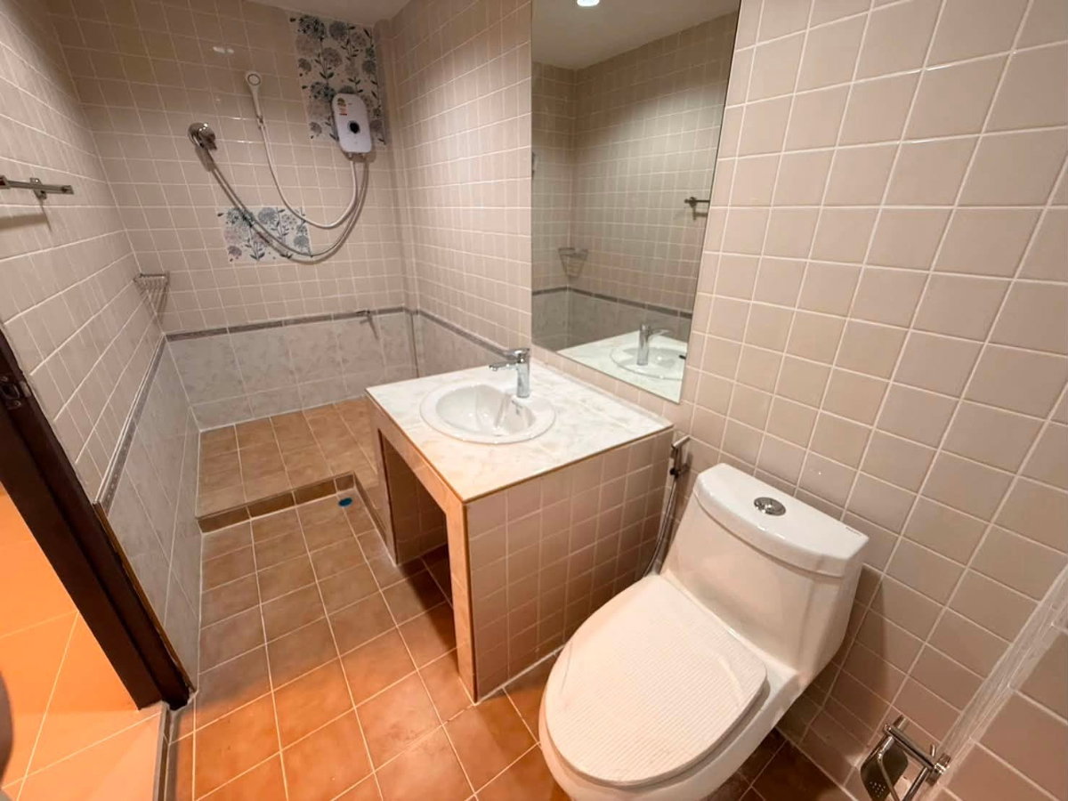 รูป ให้เช่าทาวน์โฮม 3 ชั้น รีโนเวทใหม่ ย่านสุทธิสาร–อินทามระ พร้อมเข้าอยู่ (TH6921) - รูปที่ 6/8
