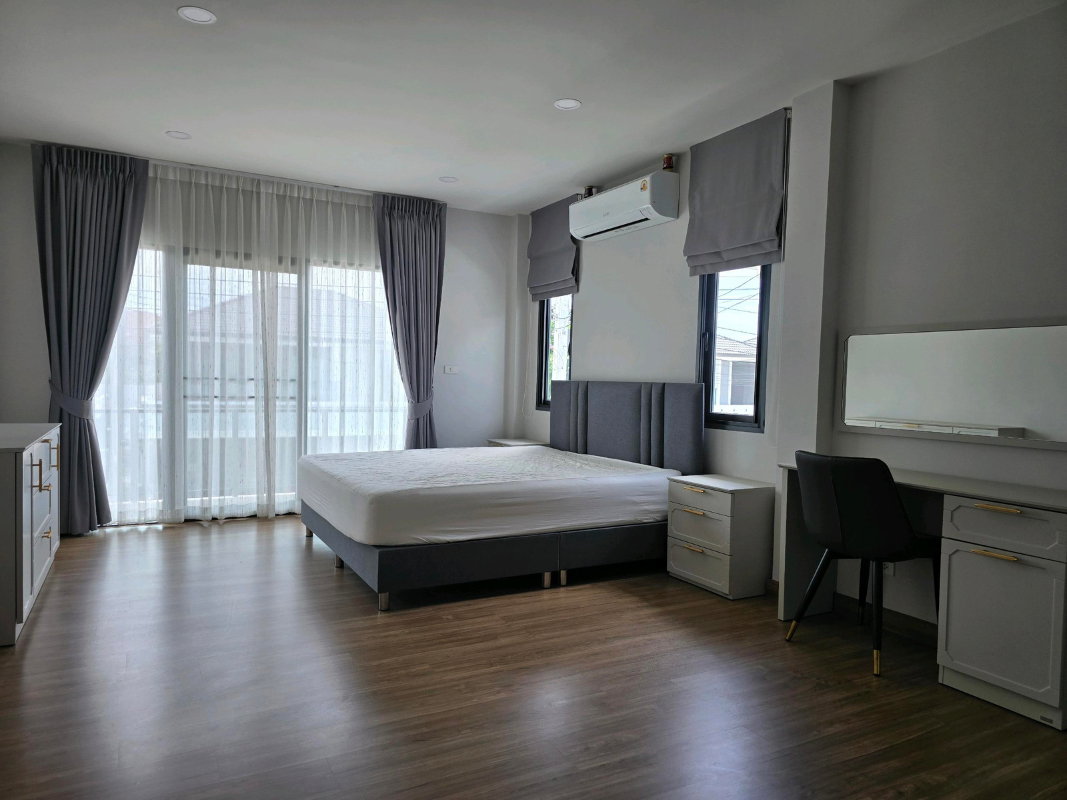 รูป ให้เช่าบ้านเดี่ยวหรู หมู่บ้าน CENTRO วิภาวดี | 79,000 บ. /ด. | ที่ดิน 63 ตร.ว. พื้นที่ใช้สอย 274.4 ตร.ม. | 4 ห้องนอน 6 ห้องน้ำ ที่จอดรถ 3 คัน - รูปที่ 30/46