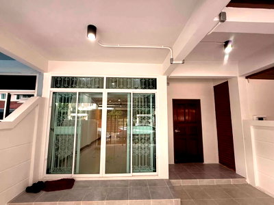 Townhouses for rent Sutthisan Winitchai Road : Townhome for rent, 3 floors, newly renovated, Sutthisan-Inthamara area. Ready to move in (TH6921)