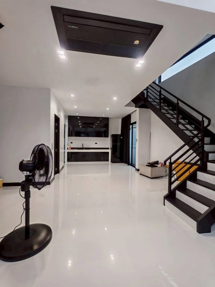 รูป 🏡✨ ให้เช่าบ้านเดี่ยว 3 ชั้น — ใจกลาง Town in Town บ้านใหม่เอี่ยม ดีไซน์ Modern Built-in ครบทั้งหลัง พร้อมอยู่ - รูปที่ 3/16