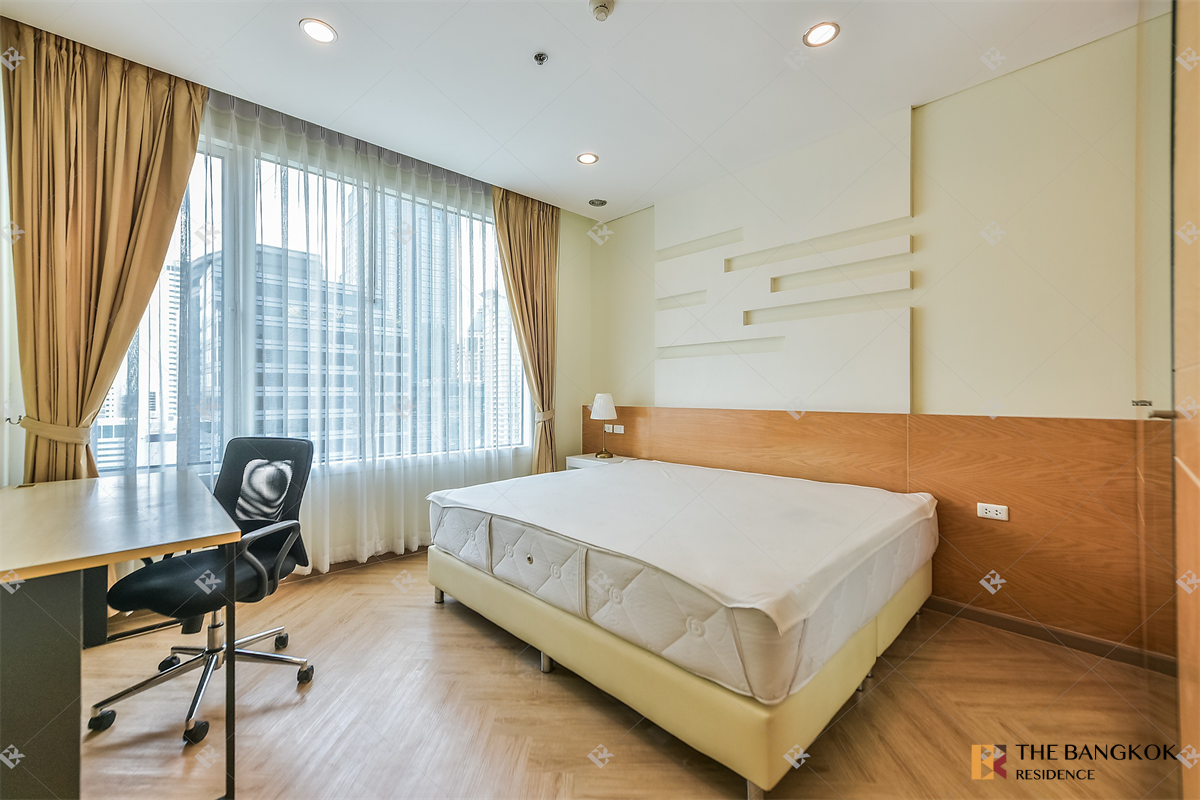 picture Great price, prime location The Royal Saladaeng near BTS Sala Daeng - 1/10