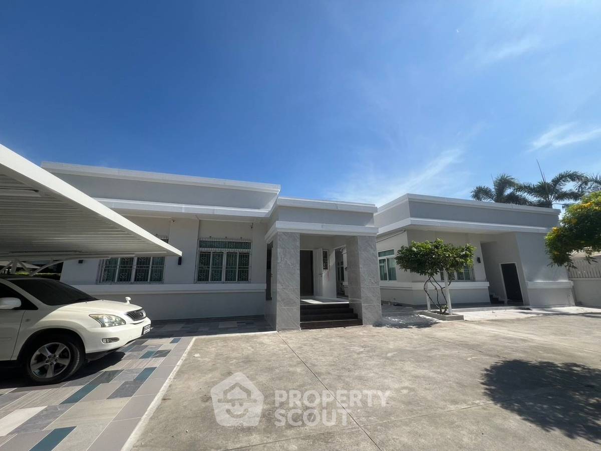 picture Pet-Friendly 7-BR House With 1,000 Sqm In Bang Kaeo (ID 2107543) - 1/49