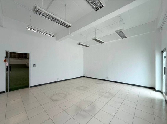 รูป ให้เช่าโรงงาน พร้อมสำนักงาน ขนาดใหญ่ / พื้นที่ 1575 ตารางเมตร / พื้นที่สีม่วง ขอ รง 4 ได้ / ติดริมถนนแพรกษา / รถเทรลเลอร์เข้าออกสะดวก - รูปที่ 7/10