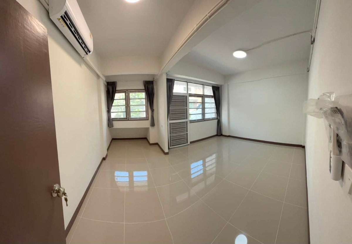 รูป ให้เช่าทาวน์โฮม 3 ชั้น รีโนเวทใหม่ ย่านสุทธิสาร–อินทามระ พร้อมเข้าอยู่ (TH6921) - รูปที่ 5/8