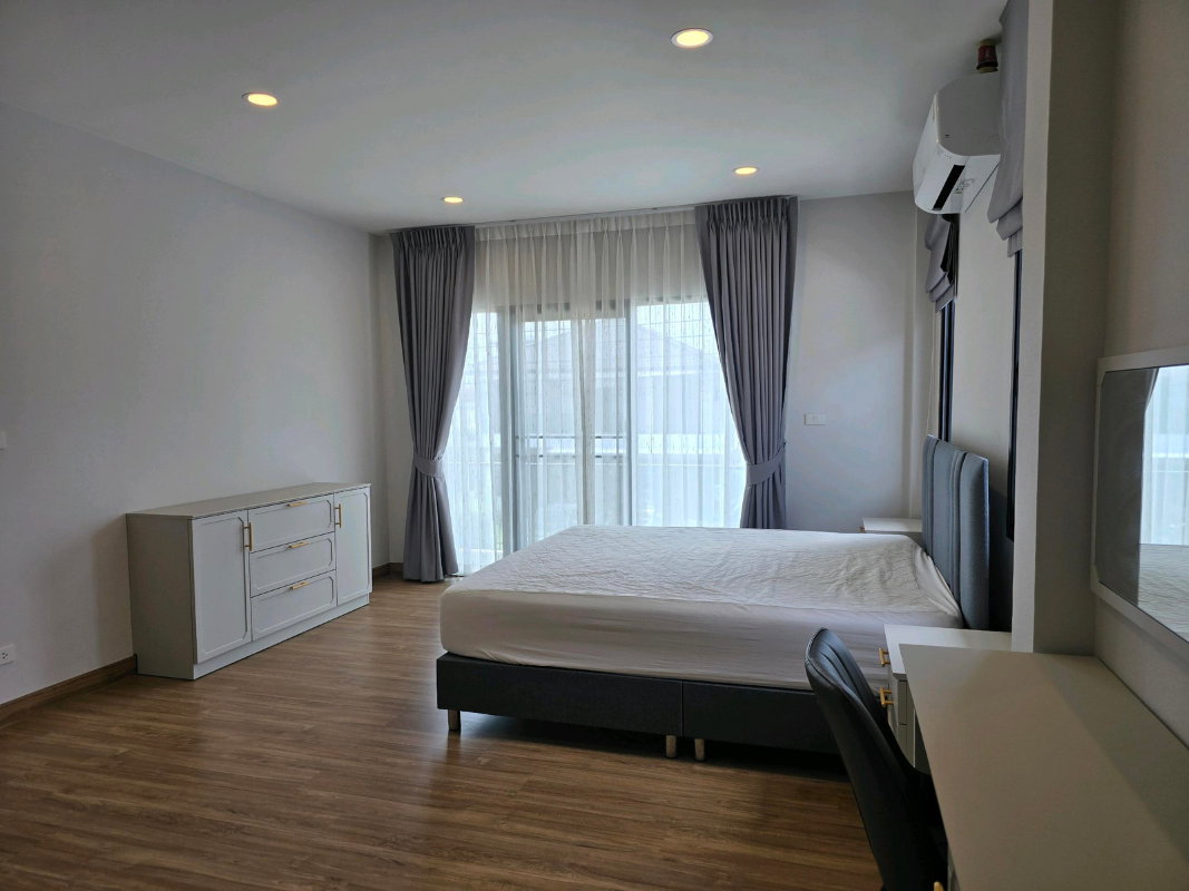 รูป ให้เช่าบ้านเดี่ยวหรู หมู่บ้าน CENTRO วิภาวดี | 79,000 บ. /ด. | ที่ดิน 63 ตร.ว. พื้นที่ใช้สอย 274.4 ตร.ม. | 4 ห้องนอน 6 ห้องน้ำ ที่จอดรถ 3 คัน - รูปที่ 29/46
