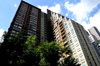 Condos for rent : To let 3 bedrooms, 2 bathrooms, Hive Taksin, next to BTS Wongwian Yai, near international schools. Reach Sathorn within 20 minutes.