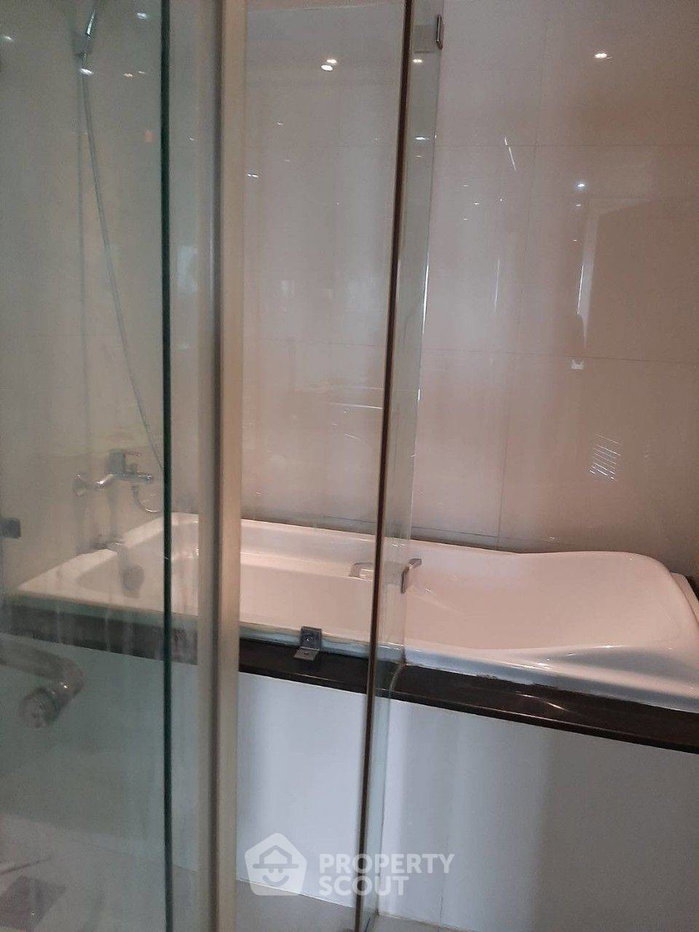 picture 40th-Floor 2-BR Nusa State Tower Condominium Near BTS Saphan Taksin (ID 1258717) - 6/17