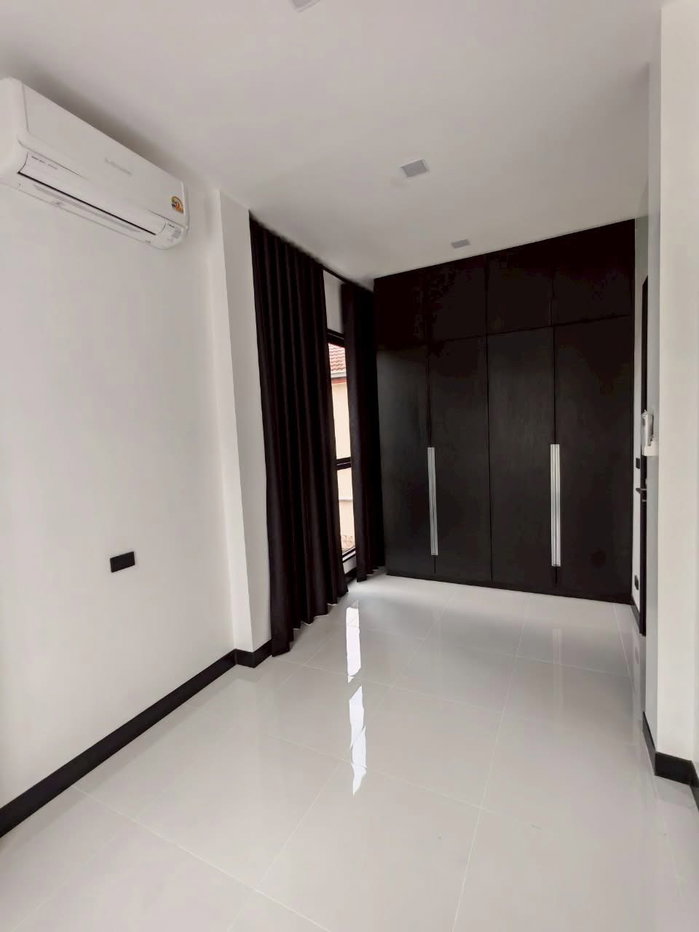 รูป 🏡✨ ให้เช่าบ้านเดี่ยว 3 ชั้น — ใจกลาง Town in Town บ้านใหม่เอี่ยม ดีไซน์ Modern Built-in ครบทั้งหลัง พร้อมอยู่ - รูปที่ 13/16