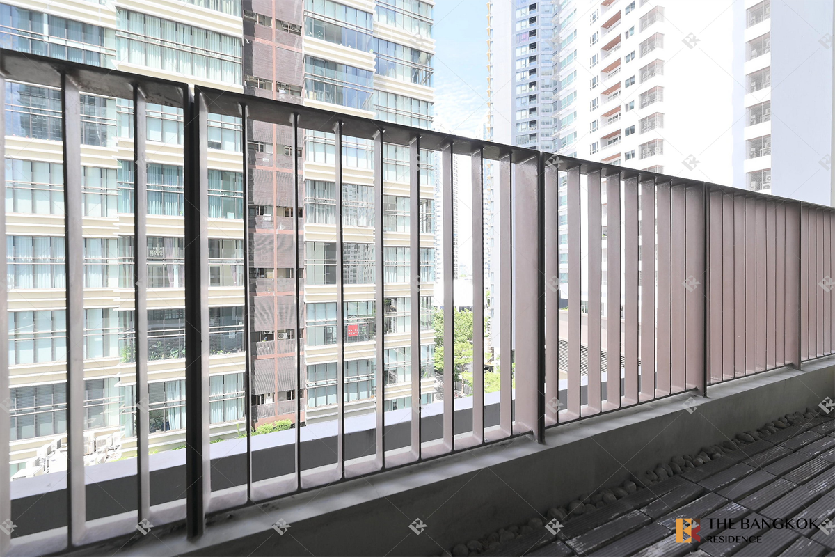 picture Luxuriously Elevated Unit The Emporio Place - 1/10