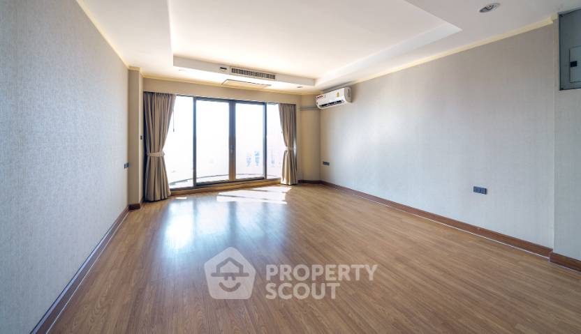picture 37th-Floor 4-BR Nusa State Tower Condominium Near BTS Saphan Taksin (ID 3153769) - 3/5