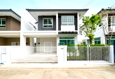 เช่าบ้านแฝด สถาบันการแพทย์จักรีนฤบดินทร์ : ✨ให้เช่า บ้านแฝด โครงการ เทรนดี้ธารา บางนา 35 ตรว 2 ชั้น 3 นอน 2 น้ำ เพียง 25000 บาท🏡💖