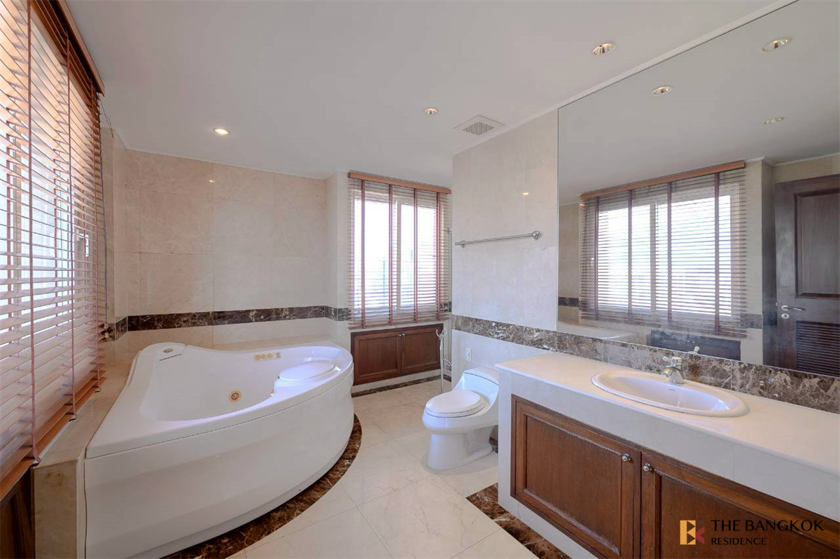picture Ultimate Luxury Lifestyle with Convenience Las Colinas Condo near MRT Sukhumvit Station - 7/10