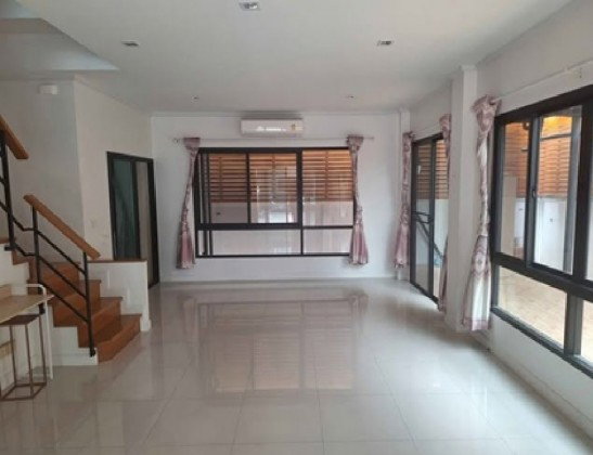 รูป ให้เช่าบ้านเดี่ยว / บ้านแฝด 3 ชั้น / โครงการ หมู่บ้านศุภาลัย เอสเซ้นส์ ซอยลาดพร้าว 107 / ไม่มีเฟอร์นิเจอร์ อยู่อาศัย หรือ Home Office จดบริษัทได้ - รูปที่ 3/8