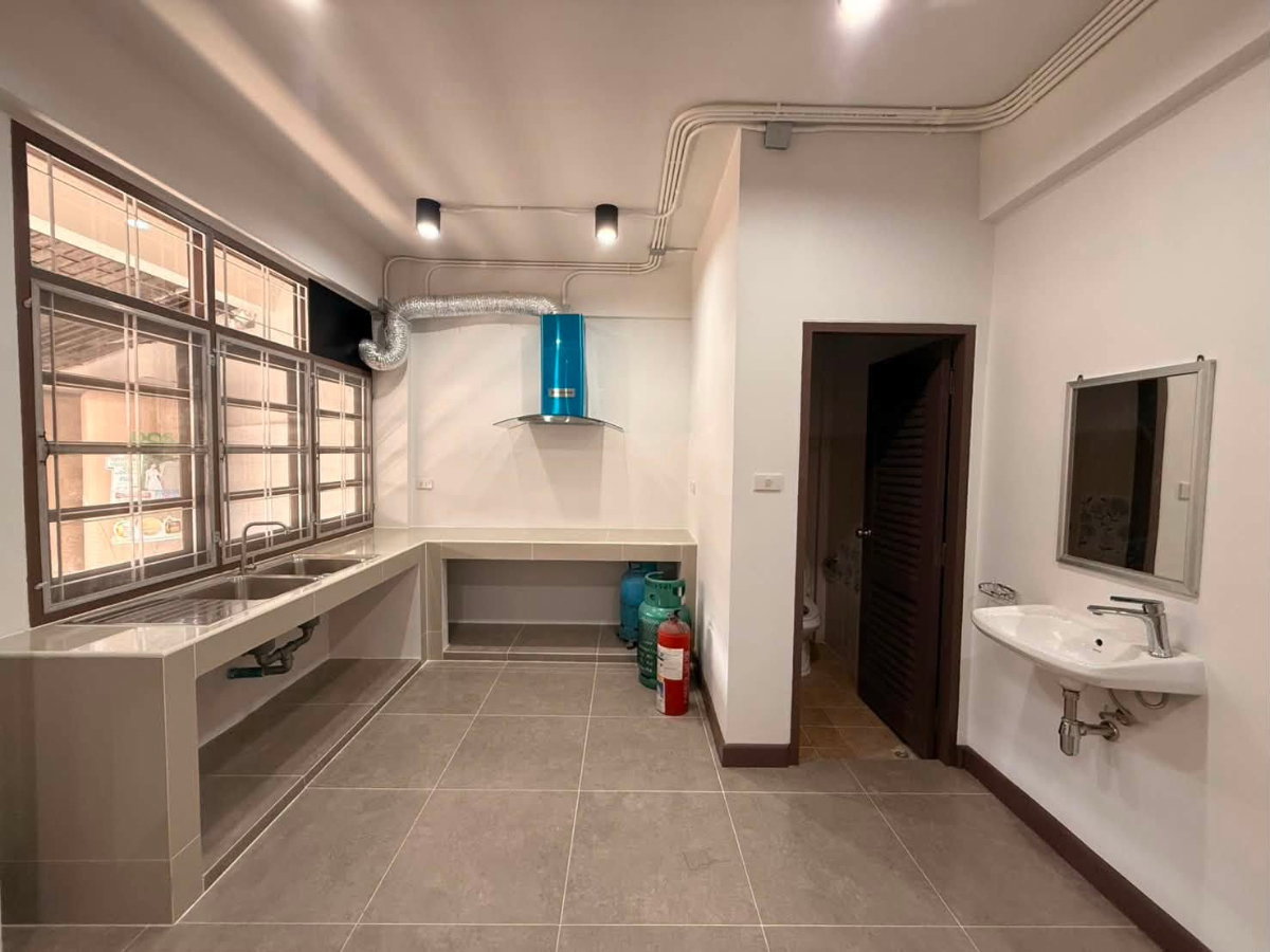 รูป ให้เช่าทาวน์โฮม 3 ชั้น รีโนเวทใหม่ ย่านสุทธิสาร–อินทามระ พร้อมเข้าอยู่ (TH6921) - รูปที่ 3/8