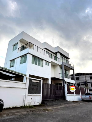 เช่าบ้านเดี่ยว กรุงเทพมหานคร : 🏡 ขาย / เช่า บ้านเดี่ยว 3 ชั้น พระราม 9 ซอย 62 (เสรี 8 ซอย 11) 4 ห้องนอน 5 ห้องน้ำ ทำเลพระราม 9 ใจกลางเมือง เดินทางสะดวก เข้า-ออกได้หลายเส้นทาง 
