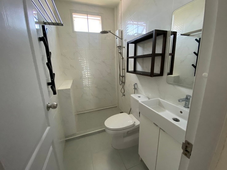 รูป ให้เช่าทาวน์โฮม 3 ชั้น Renovate ใหม่ทั้งหลัง สวยมาก ซอยสุขุมวิท 54 ใกล้ BTS อ่อนนุช ทำเลดีมาก แอร์ 4 เครื่อง เหมาะเป็น Studio , สำนักงาน จดบริษัทได้ - รูปที่ 6/13
