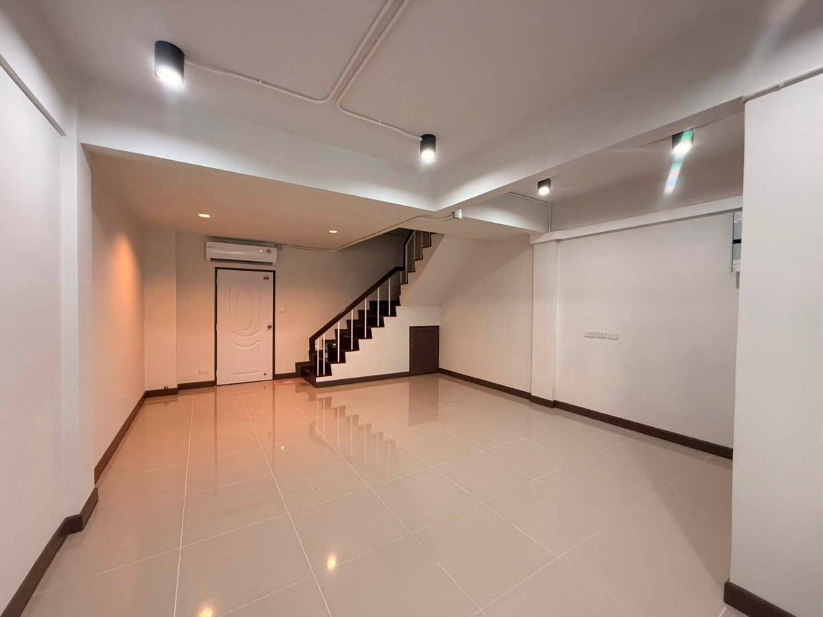 รูป ให้เช่าทาวน์โฮม 3 ชั้น รีโนเวทใหม่ ย่านสุทธิสาร–อินทามระ พร้อมเข้าอยู่ (TH6921) - รูปที่ 2/8