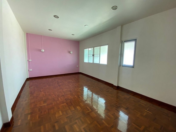 รูป ให้เช่าทาวน์โฮม 3 ชั้น Renovate ใหม่ทั้งหลัง สวยมาก ซอยสุขุมวิท 54 ใกล้ BTS อ่อนนุช ทำเลดีมาก แอร์ 4 เครื่อง เหมาะเป็น Studio , สำนักงาน จดบริษัทได้ - รูปที่ 5/13