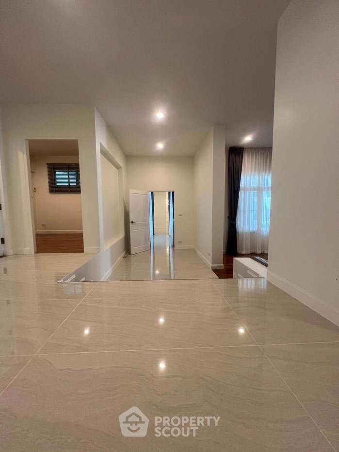 picture Pet-Friendly 7-BR House With 1,000 Sqm In Bang Kaeo (ID 2107543) - 11/49