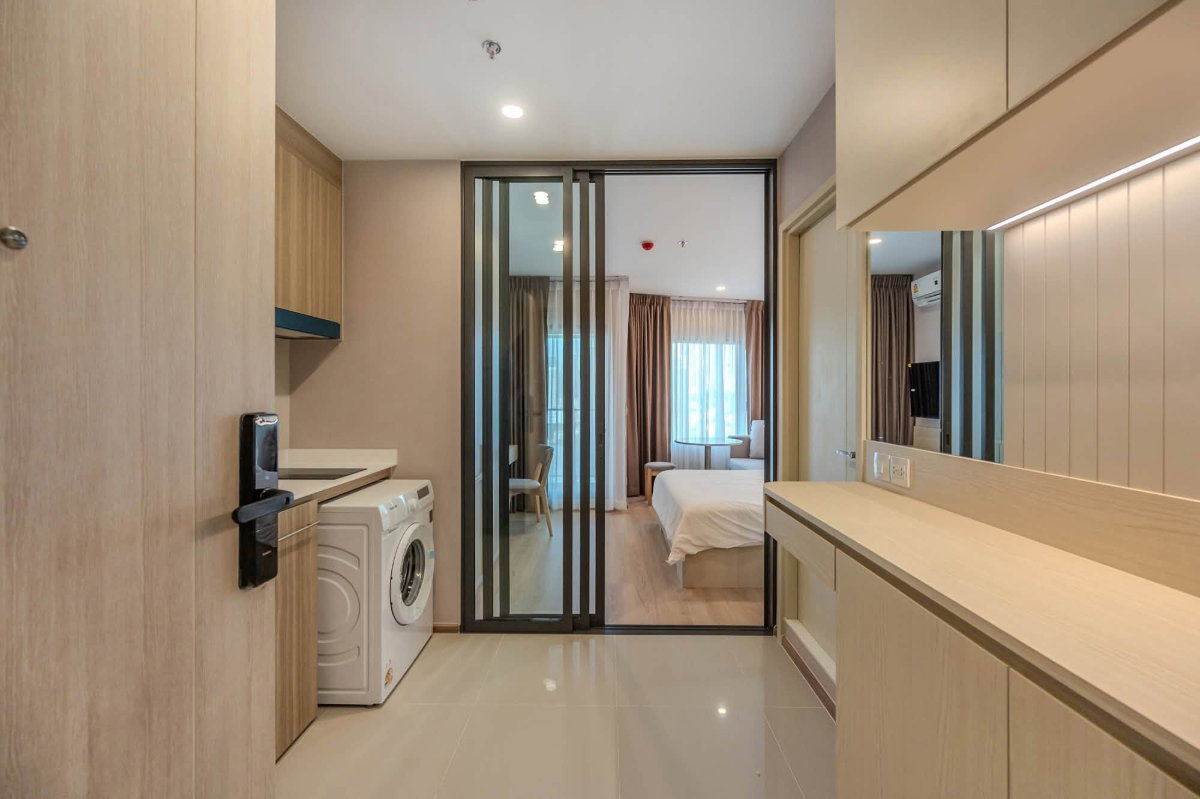 รูป Life Rama 4-Asoke ปล่อยเช่าห้องตกแต่งสวย สไตล์ Cozy minimal ซ่อนไฟที่หัวเตียง เฟอร์นิเจอร์พร้อม 1 ห้องนอน 1 ห้องน้ำ พร้อมเข้าอยู่ - รูปที่ 4/6