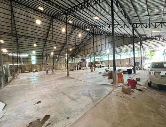 รูป ให้เช่าโกดัง / โรงงาน พร้อมสำนักงาน พื้นที่ 1,925 ตารางเมตร ริมถนนเทพรักษ์ วัชรพล รามอินทรา / เข้าซอย 80 เมตร / รถสิบล้อ หกล้อ เข้าออกได้ - รูปที่ 2/8