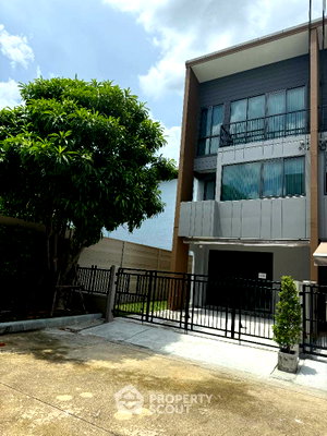 Townhouses for rent Sukhumvit Road : 3-BR Townhouse At Baan Klang Muang Sukhumvit Onnut, Prawet (ID 1741237)