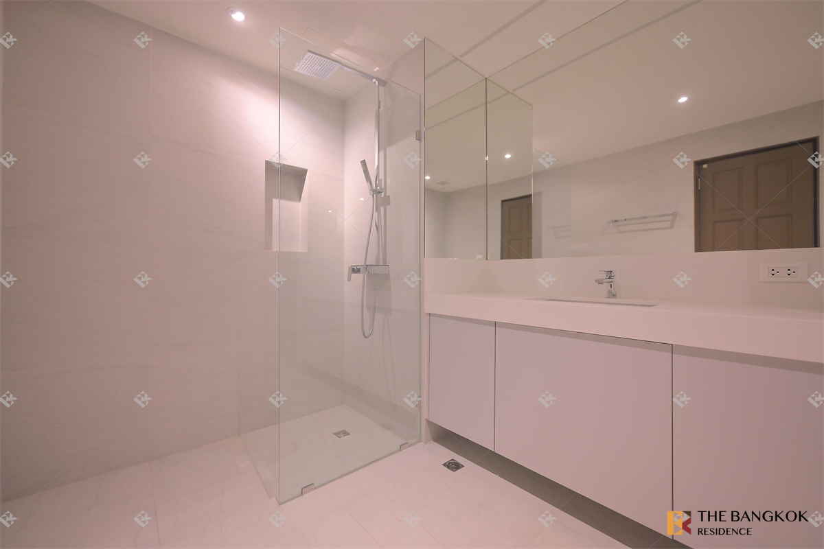 picture Ultimate Luxury Lifestyle with Convenience Premier Condominium near BTS Phrom Phong - 5/10