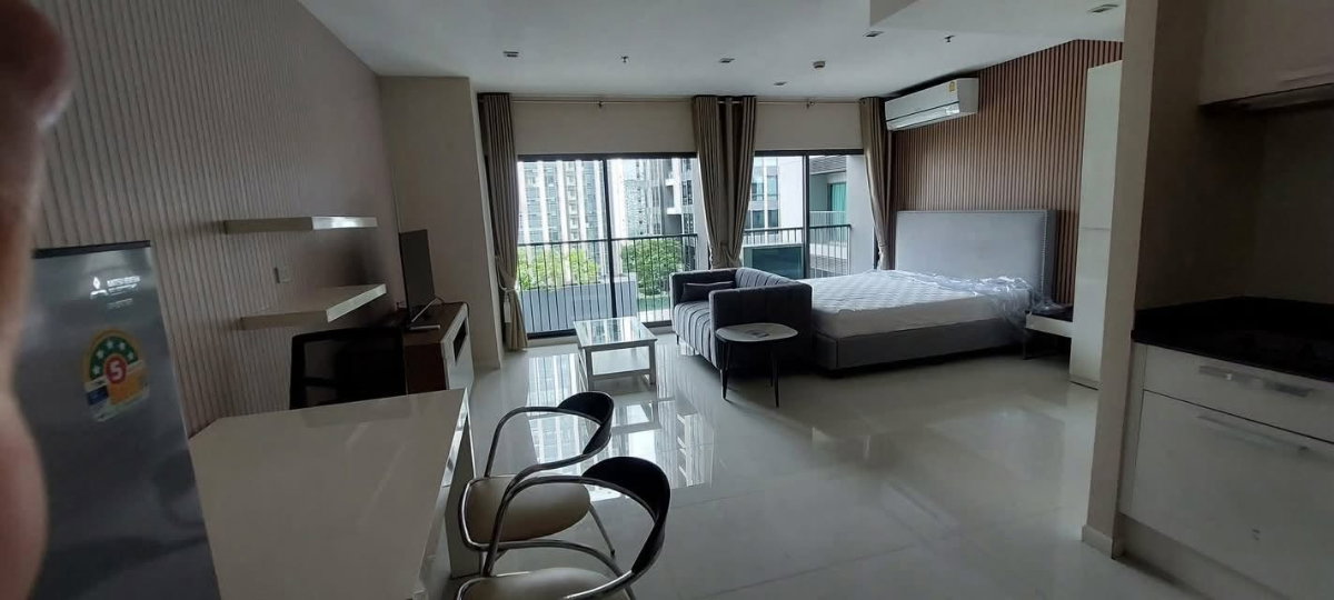 picture Noble Remix, a very spacious room with natural light Clean condition on cover Ready to move in - 3/11