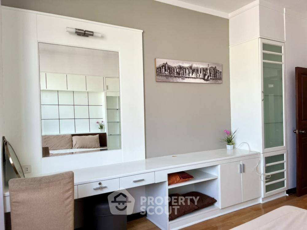 picture 22nd-Floor 2-BR At Supalai Place Sukhumvit 39 Near BTS Phrom Phong (ID 1528501) - 10/12