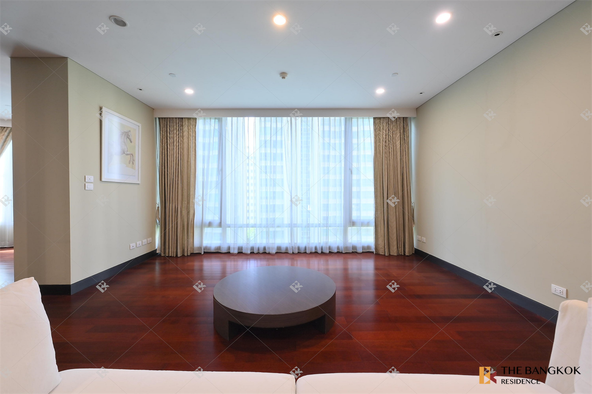 picture The Park Chidlom near BTS Chit Lom Luxury Unit, Ready for You Without the Wait - 4/10