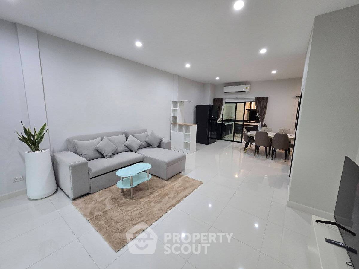 picture Spacious 3-BR 210 Sqm Townhouse At Cordiz At Udomsuk (ID 3156328) - 4/10