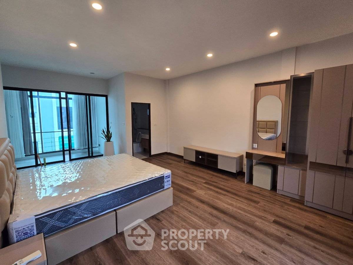 picture Spacious 3-BR 210 Sqm Townhouse At Cordiz At Udomsuk (ID 3156328) - 6/10