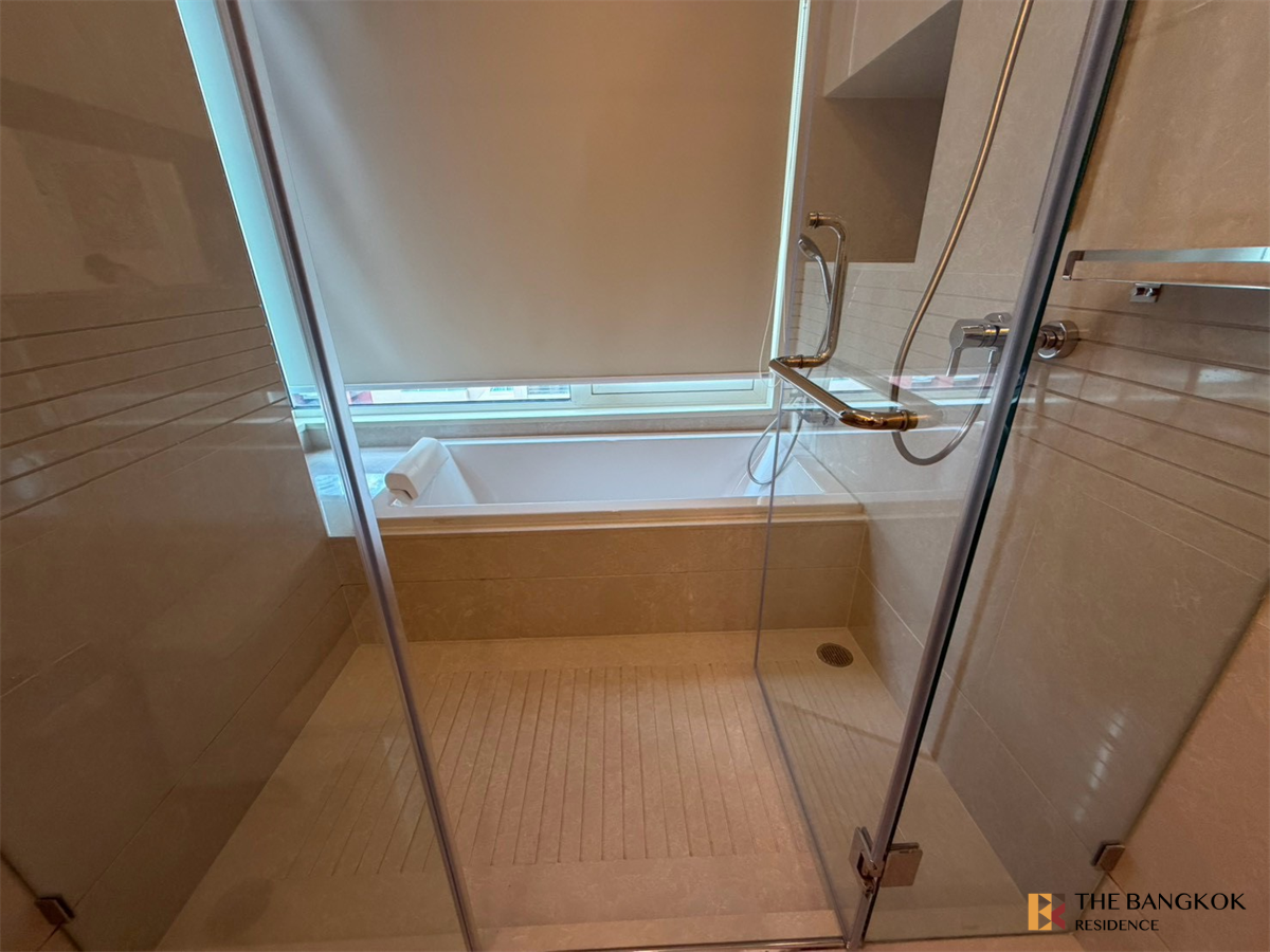 picture Q Langsuan near BTS Ratchadamri Luxury Unit, Ready for You Without the Wait - 3/10