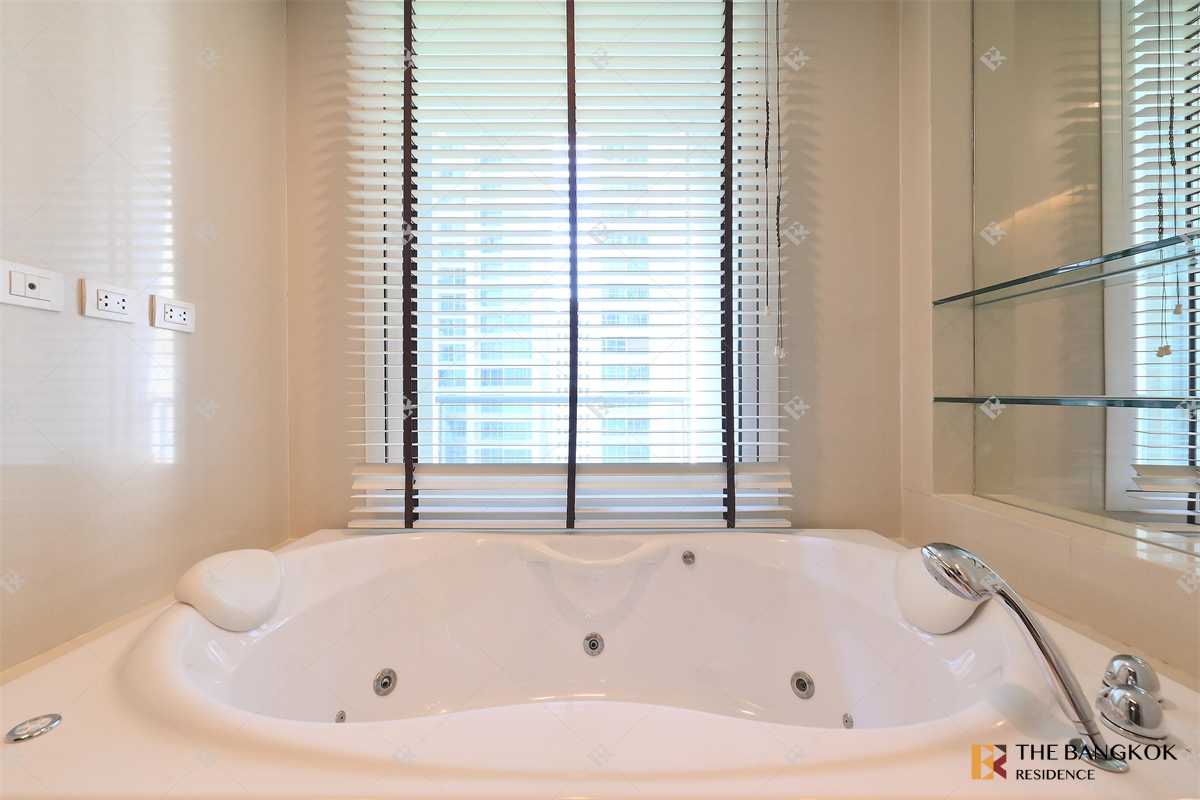 picture The Park Chidlom near BTS Chit Lom Luxury Unit, Ready for You Without the Wait - 5/10