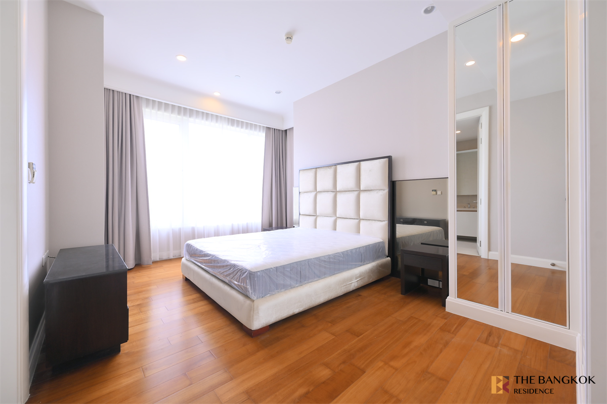 picture Q Langsuan near BTS Ratchadamri Comfortable and Ready to Move-in - 8/10