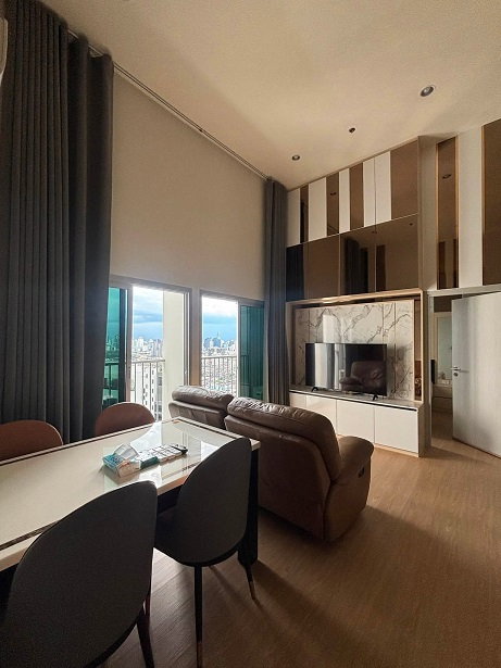 รูป penthouse วิวเมืองชั้นสูงสุด ที่ Noble Revolve Ratchada 1 ยูนิตนี้เหมาะมากสำหรับคนที่ชอบความสงบ เพราะทั้งชั้นมีแค่ 4 ยูนิต ที่จอดรถแบบล็อกคันถึง 2 คัน - รูปที่ 3/13