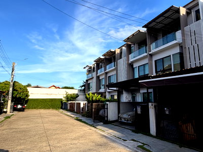 ขายทาวน์โฮม : ขายทาวน์โฮม 3 ชั้น Land & Houses โครงการบ้านใหม่ พระราม 2 – พุทธบูชา 36 (โครงการ 2)