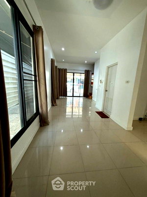 Townhouses for rent Bangkok : 3-BR Townhouse At Sixnature Watcharapol, Bang Khen (ID 3160869)
