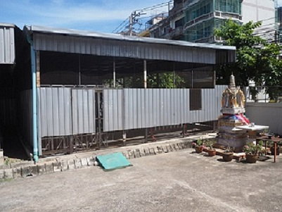 รูป ให้เช่าที่ดินทรงสี่เหลี่ยมผืนผ้าเนื้อที่ประมาณ53ตร.วา ทำเลทอง ใกล้โรงงานไทยวาโก้ มีโครงสังกะสีเป็นโรงเรือนพร้อมประตูสังกะสี พื้นโบกปูนเรียบ - รูปที่ 3/4
