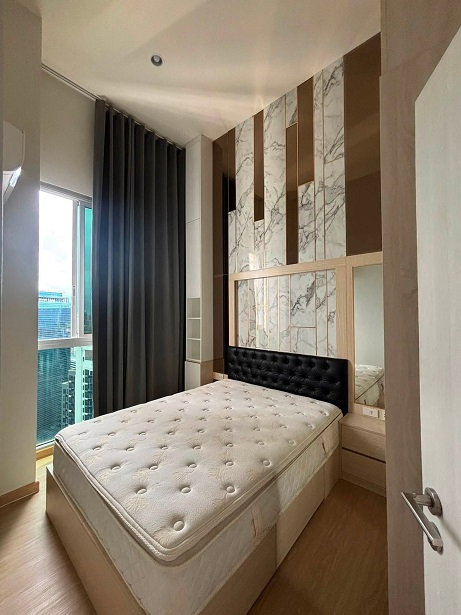 penthouse วิวเมืองชั้นสูงสุด ที่ Noble Revolve Ratchada 1 ยูนิตนี้เหมาะมากสำหรับคนที่ชอบความสงบ เพราะทั้งชั้นมีแค่ 4 ยูนิต ที่จอดรถแบบล็อกคันถึง 2 คัน